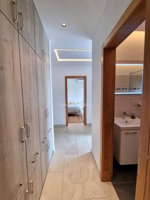 Parenzo - casa unifamiliare con piscina, a 2 km dal mare