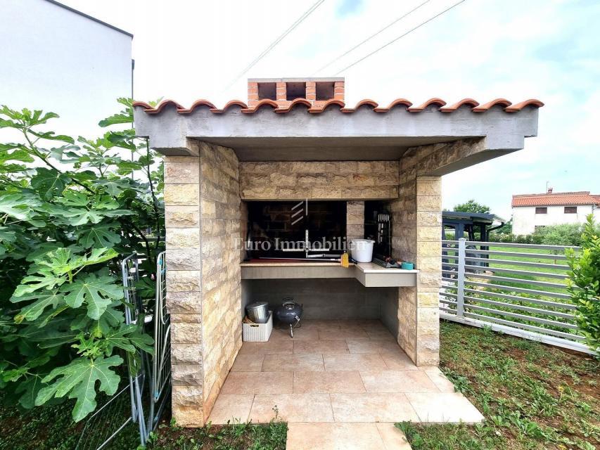 Parenzo - casa unifamiliare con piscina, a 2 km dal mare