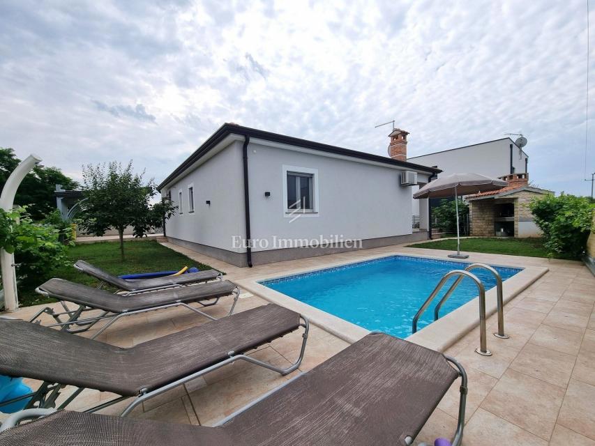 Parenzo - casa unifamiliare con piscina, a 2 km dal mare