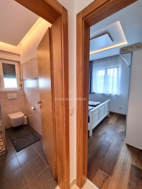 Parenzo - casa unifamiliare con piscina, a 2 km dal mare