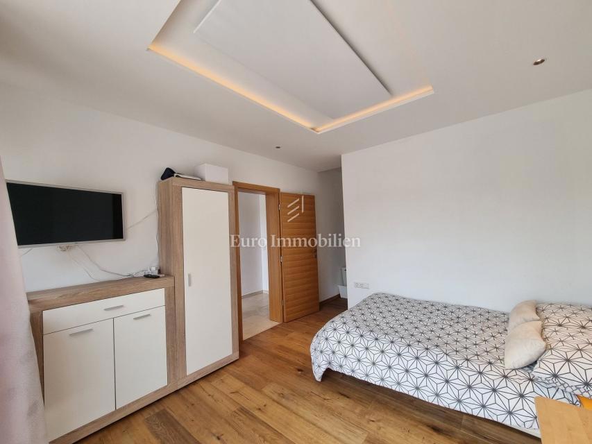 Parenzo - casa unifamiliare con piscina, a 2 km dal mare