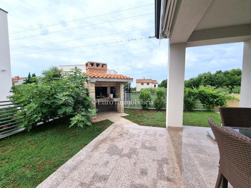 Parenzo - casa unifamiliare con piscina, a 2 km dal mare