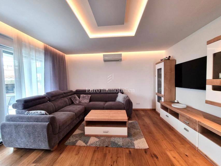 Parenzo - casa unifamiliare con piscina, a 2 km dal mare