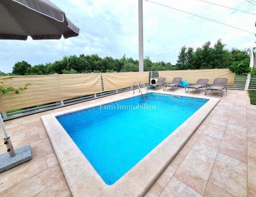 Parenzo - casa unifamiliare con piscina, a 2 km dal mare