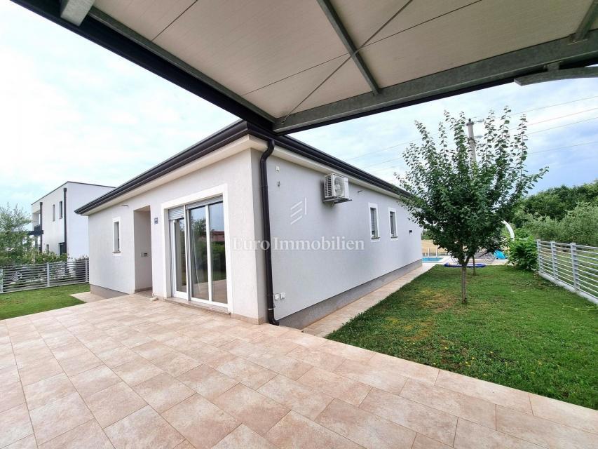 Parenzo - casa unifamiliare con piscina, a 2 km dal mare