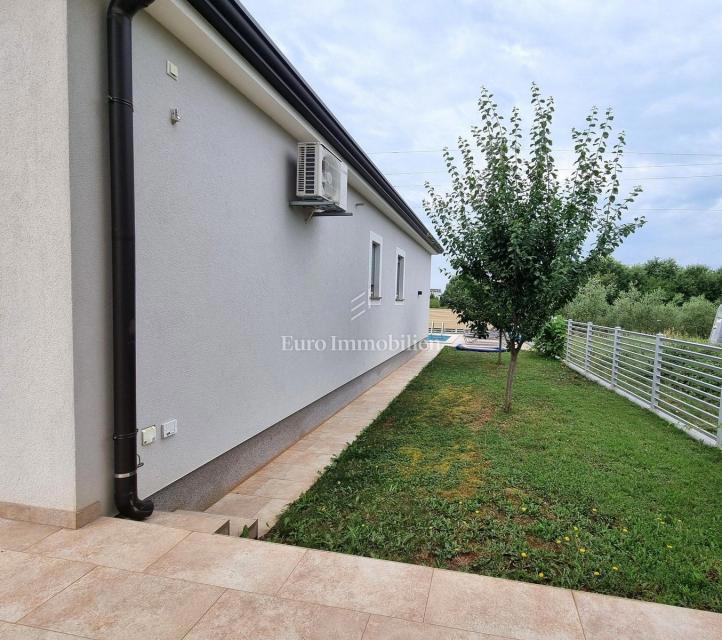 Parenzo - casa unifamiliare con piscina, a 2 km dal mare