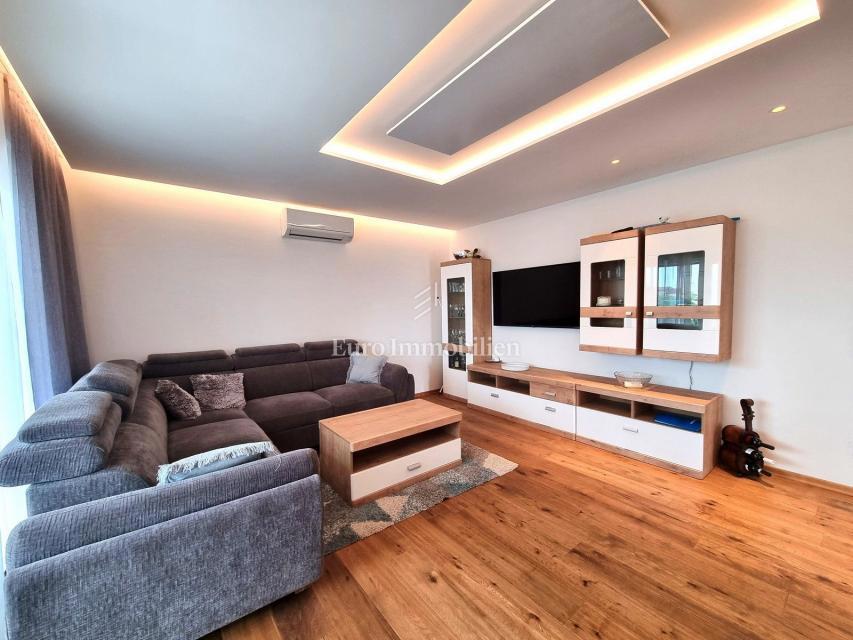 Parenzo - casa unifamiliare con piscina, a 2 km dal mare