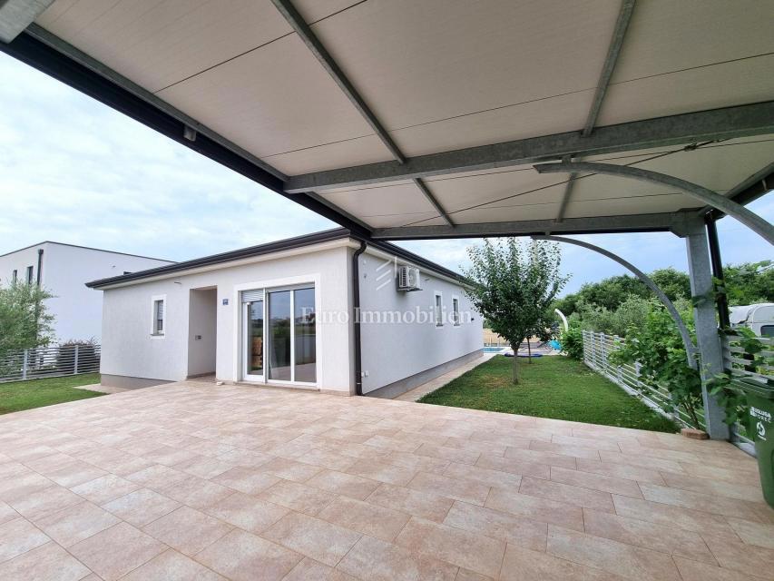 Parenzo - casa unifamiliare con piscina, a 2 km dal mare