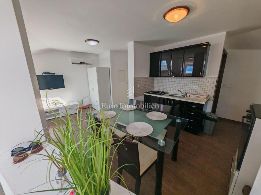 Novi Vinodolski-appartamento in posizione tranquilla vicino al mare