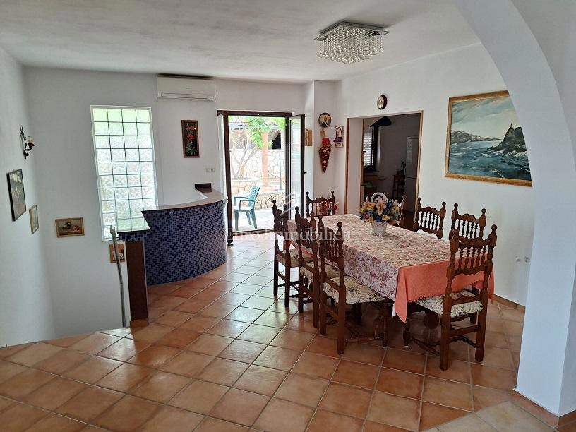 Pag-appartamento duplex al piano terra con ampia terrazza