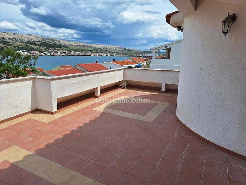 Pag-appartamento duplex al piano terra con ampia terrazza