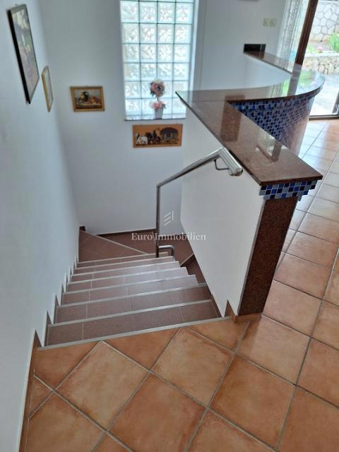 Pag-appartamento duplex al piano terra con ampia terrazza