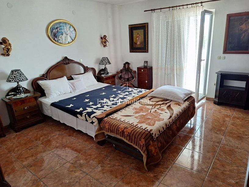 Pag-appartamento duplex al piano terra con ampia terrazza