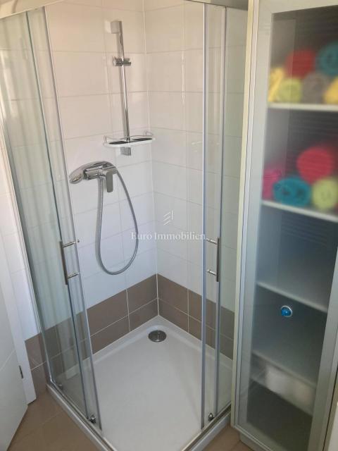 Pag, Appartamento al piano terra a soli 50 metri dal mare