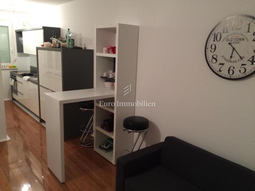 Pag, Appartamento al piano terra a soli 50 metri dal mare