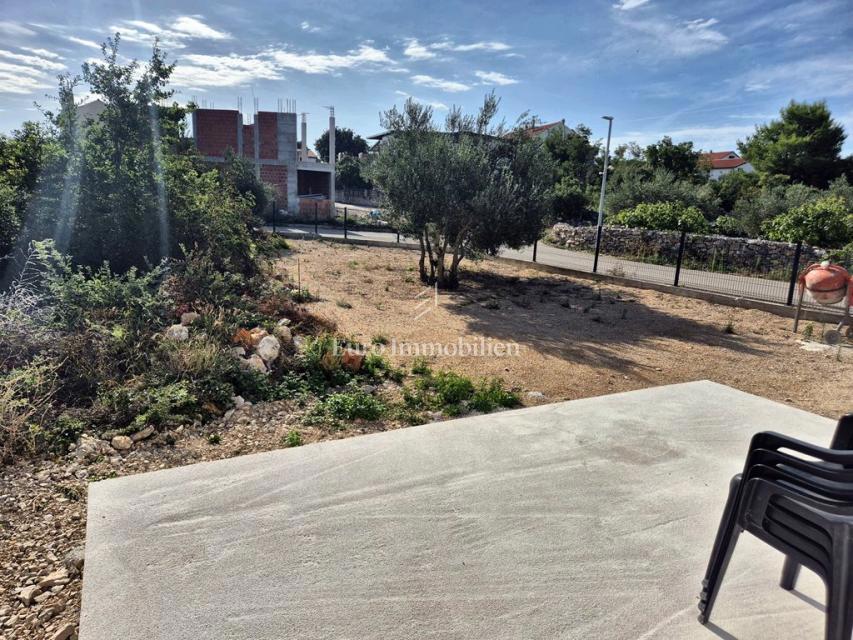 Pirovac, Neubau, Wohnung mit großem Garten