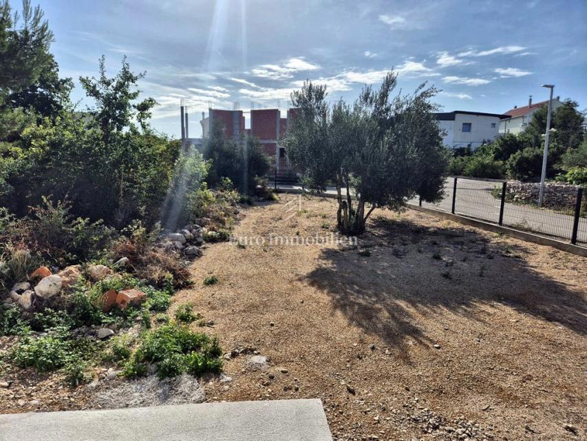 Pirovac, Neubau, Wohnung mit großem Garten