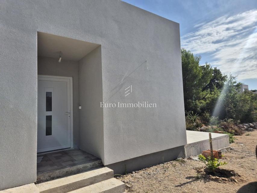 Pirovac, Neubau, Wohnung mit großem Garten