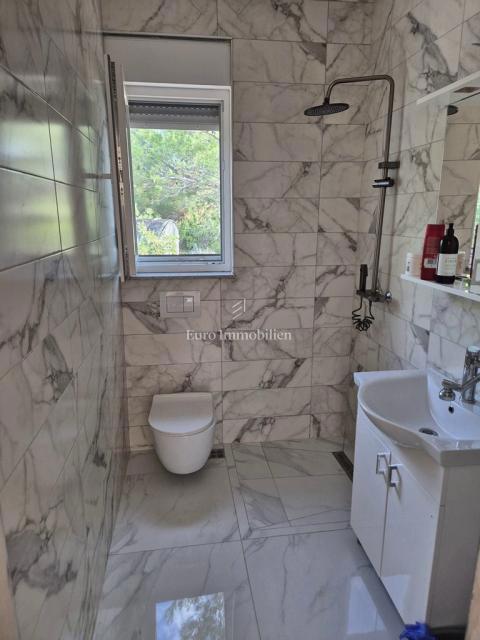 Pirovac, Neubau, Wohnung mit großem Garten