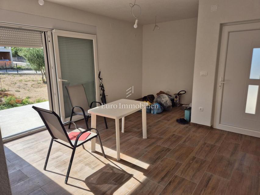 Pirovac, Neubau, Wohnung mit großem Garten