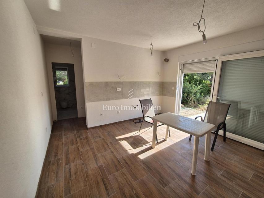 Pirovac, Neubau, Wohnung mit großem Garten