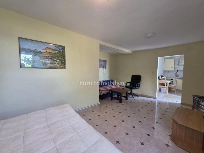 Proprietà con più unità abitative, a 50 m dal mare