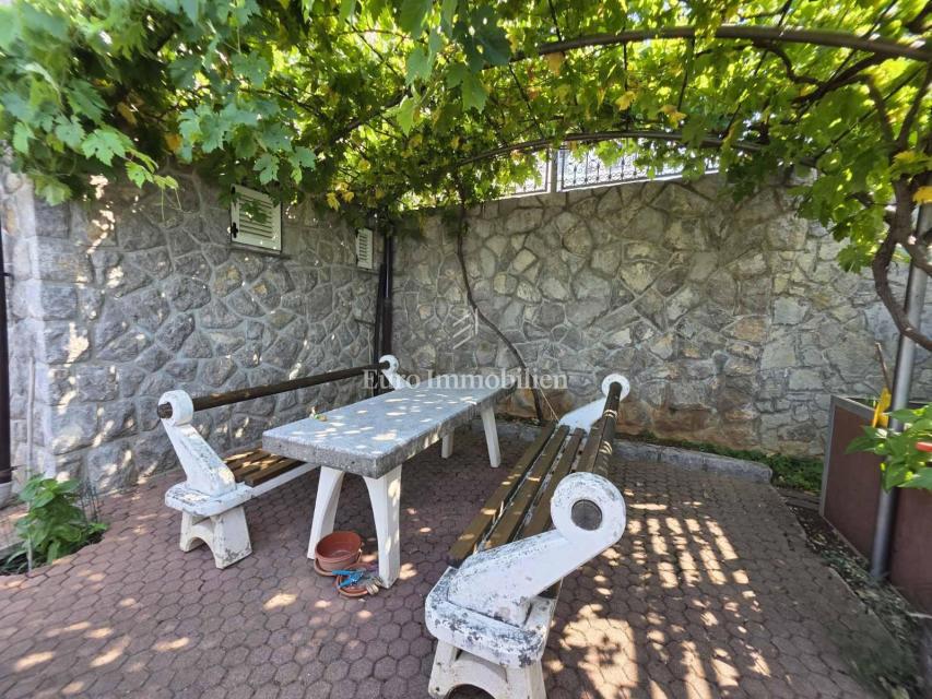 Proprietà con più unità abitative, a 50 m dal mare