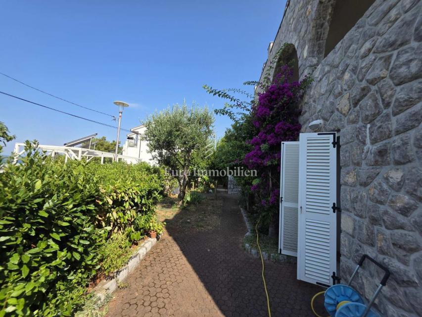 Proprietà con più unità abitative, a 50 m dal mare