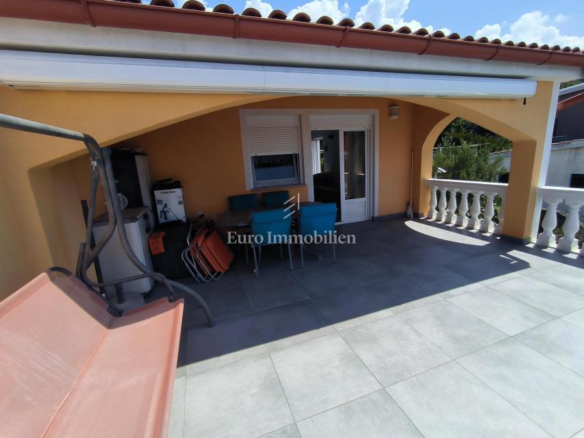 Appartamento con Grande Terrazza e Vista Isole