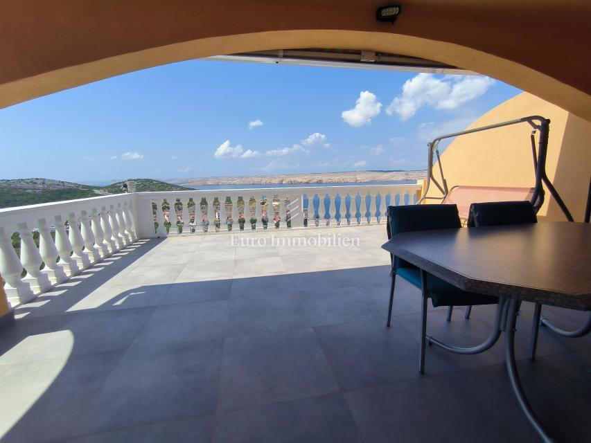 Appartamento con Grande Terrazza e Vista Isole