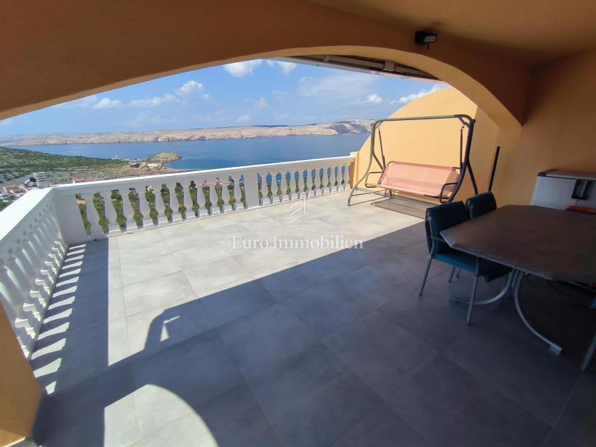 Appartamento con Grande Terrazza e Vista Isole
