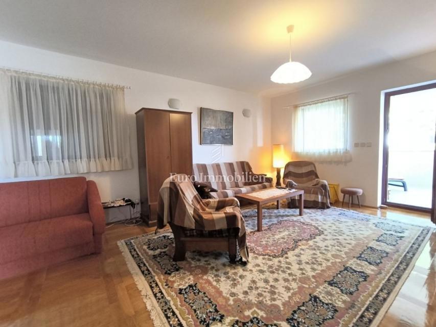 Casa con 3 unità e grande giardino, Malinska