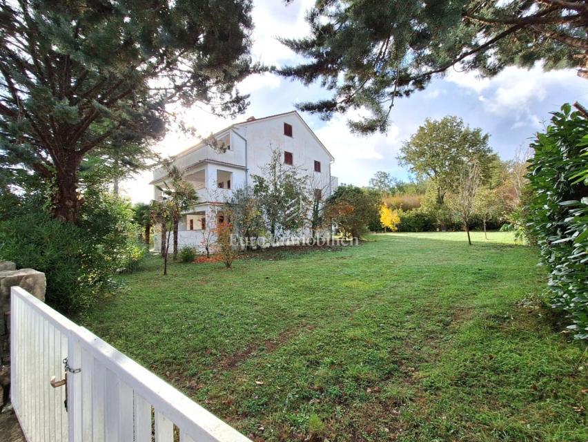 Casa con 3 unità e grande giardino, Malinska