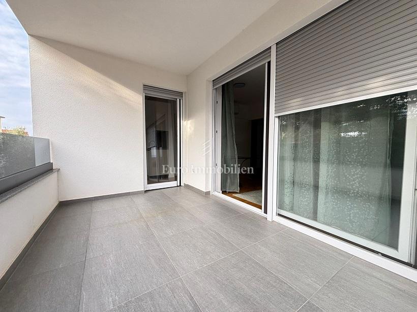 Novalja – Appartamento in una nuova costruzione con piscina comune