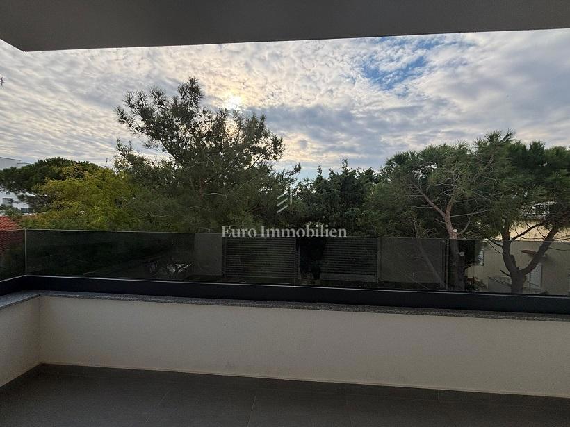 Novalja – Appartamento in una nuova costruzione con piscina comune