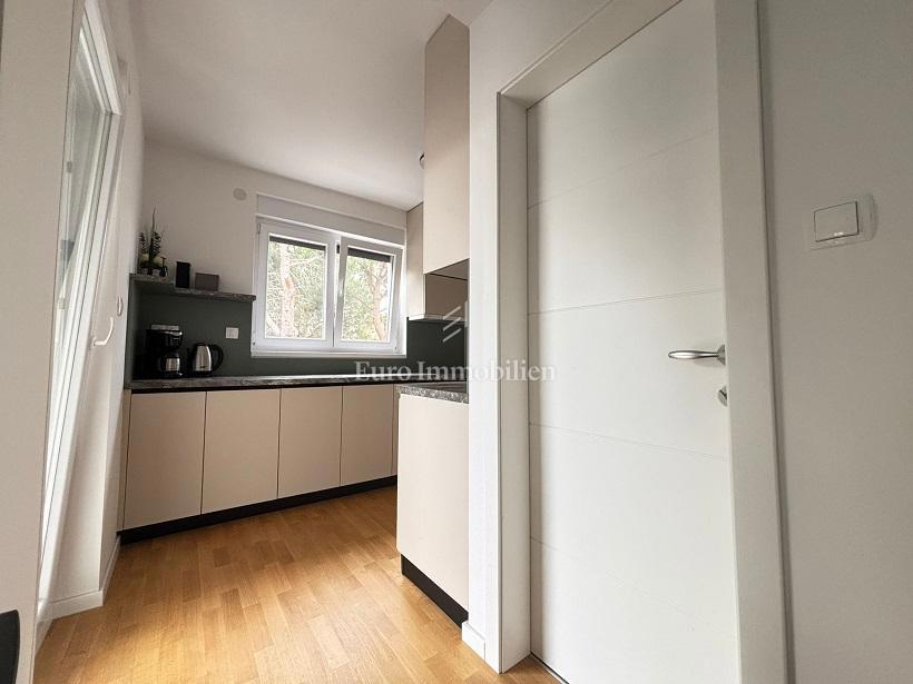 Novalja – Appartamento in una nuova costruzione con piscina comune