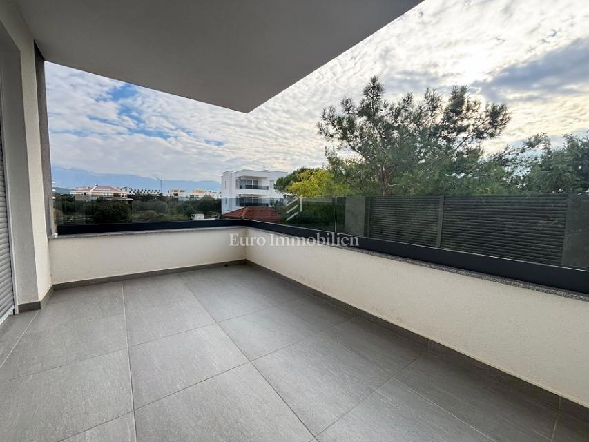 Novalja – Appartamento in una nuova costruzione con piscina comune