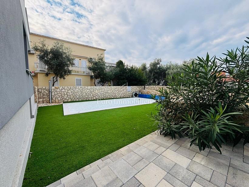 Novalja – Appartamento in una nuova costruzione con piscina comune