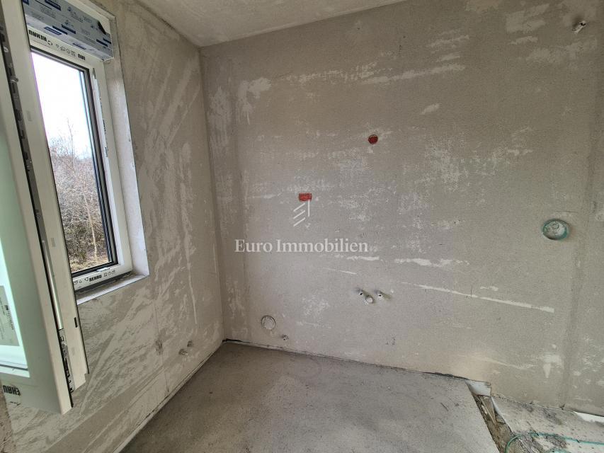 Nuova costruzione con piscina e giardino