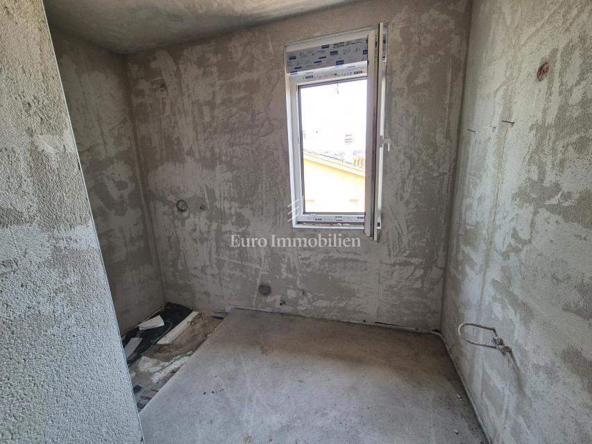 Nuova costruzione con piscina e giardino