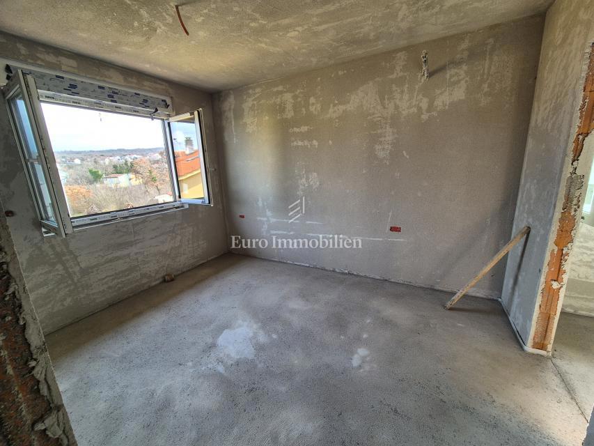 Nuova costruzione con piscina e giardino