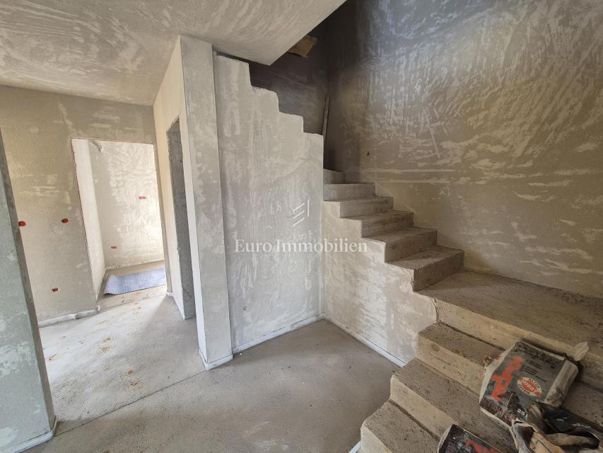 Nuova costruzione con piscina e giardino