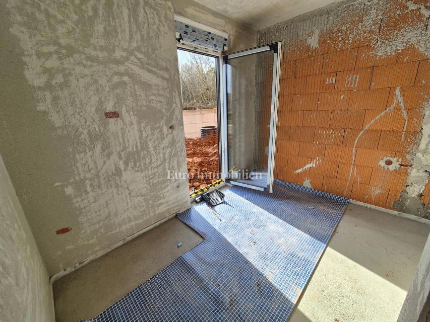 Nuova costruzione con piscina e giardino