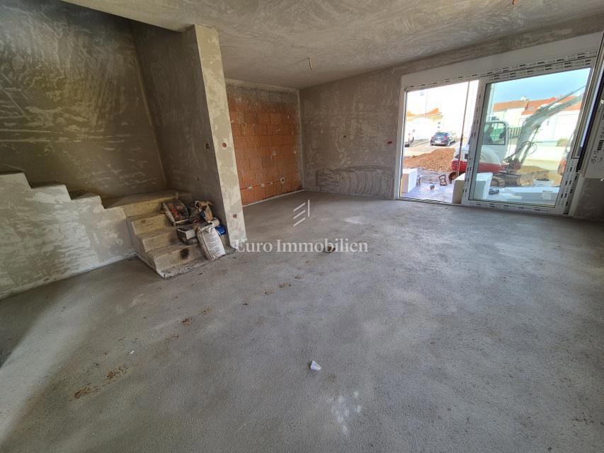 Nuova costruzione con piscina e giardino