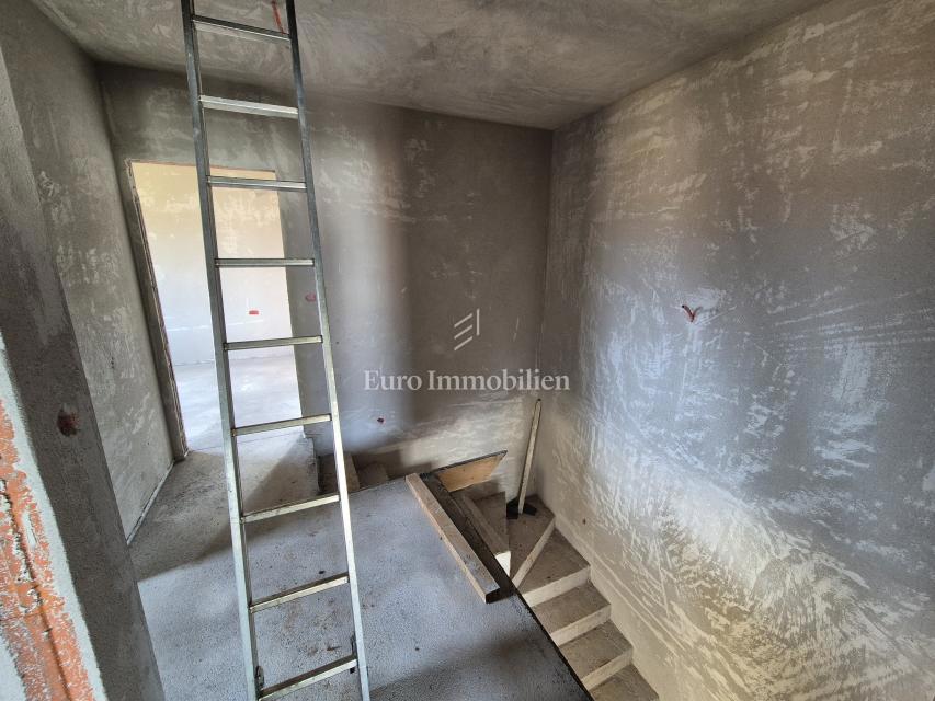 Nuova costruzione con piscina e giardino