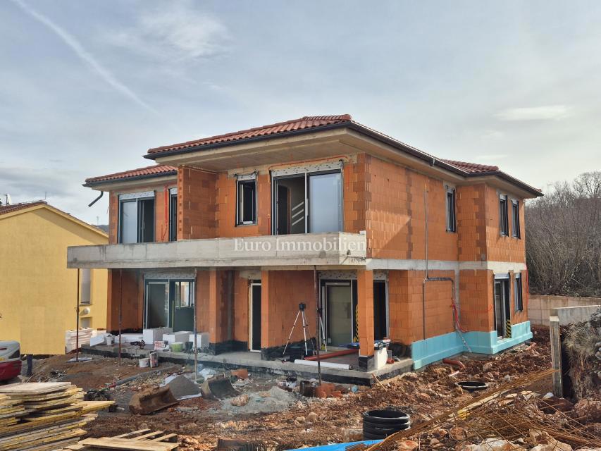 Nuova costruzione con piscina e giardino