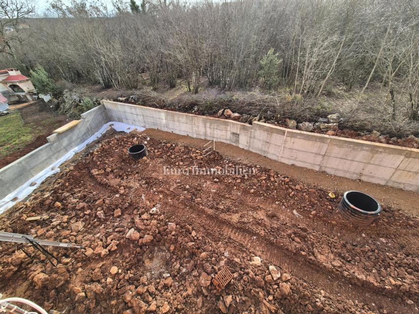 Nuova costruzione con piscina e giardino
