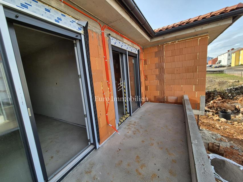 Nuova costruzione con piscina e giardino