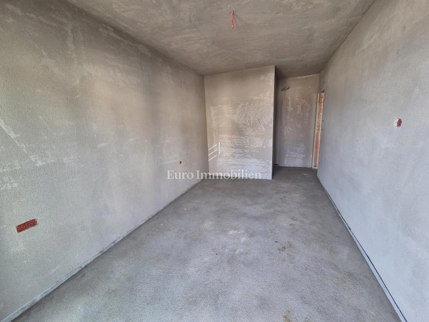 Nuova costruzione con piscina e giardino