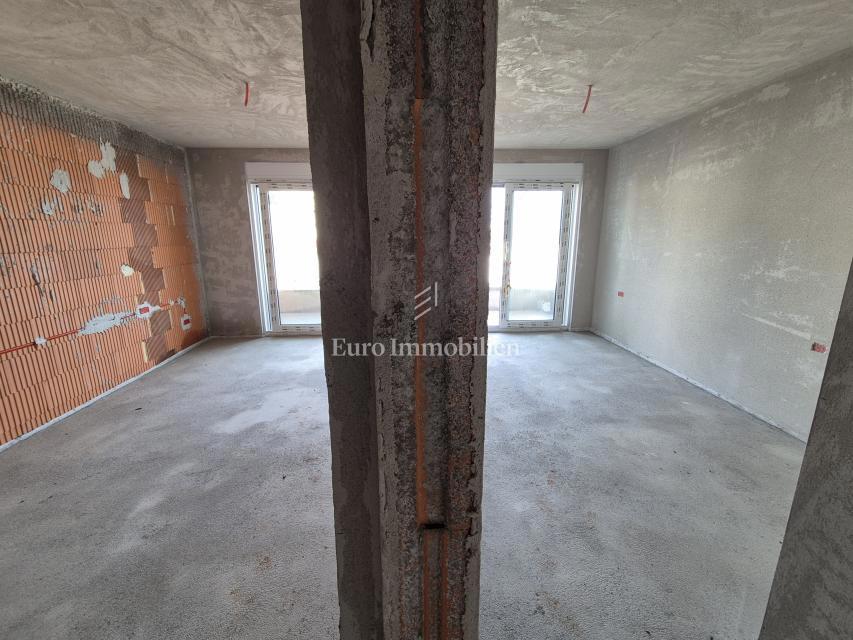 Nuova costruzione con piscina e giardino